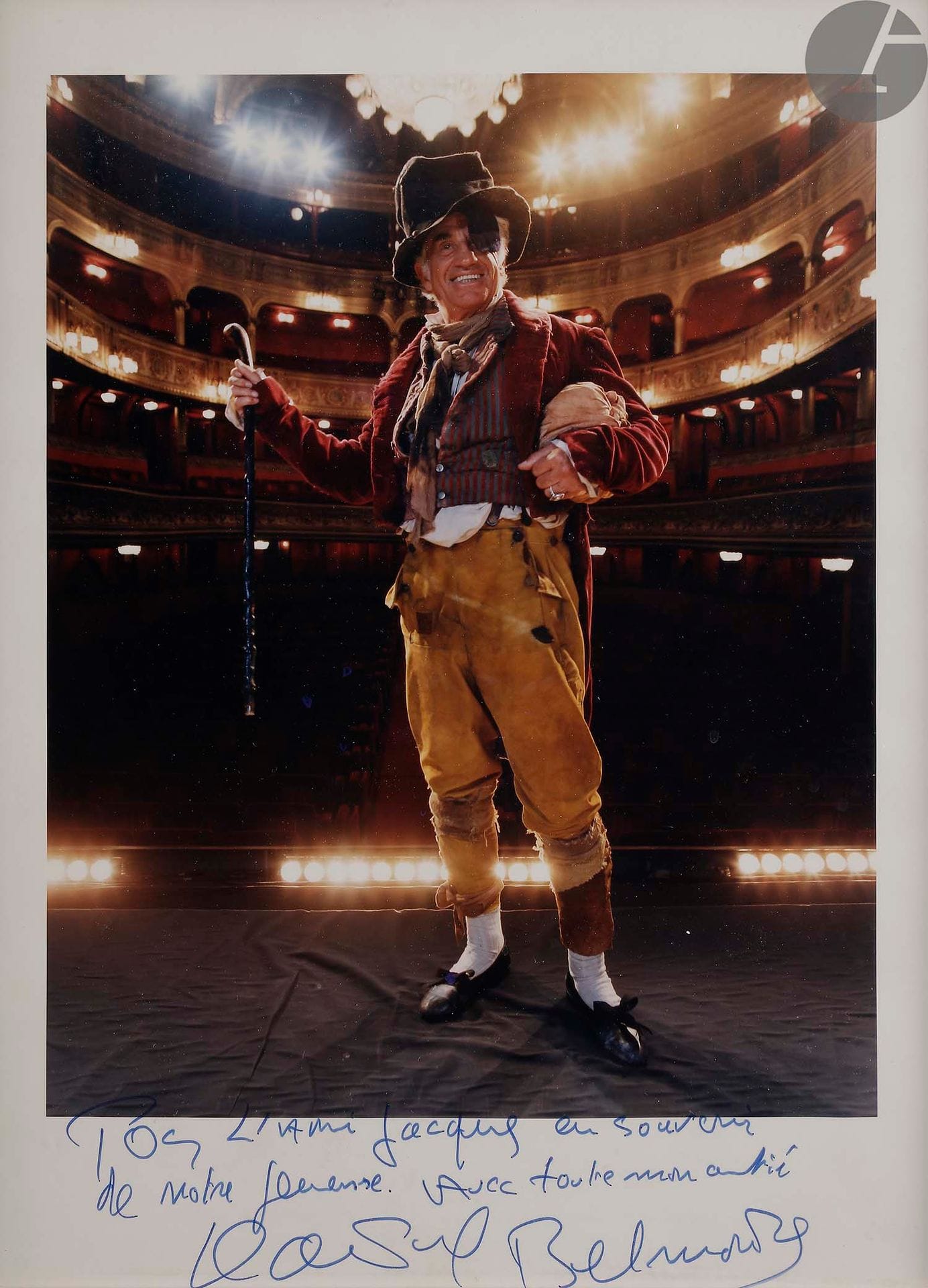 Jean-Paul Belmondo (1933-2021) dans Kean au Théâtre Marigny
Épreuve chromogénique.
Dédicacée à "l'ami Jacques en souvenirs de notre jeunesse, avec toute mon amitié".
37 x 29 cm environ
Encadrée.

Kean est une adaptation de la pièce d'Alexandre Dumas par Jean-Paul Sartre. En 1987, Robert Hossein la met en scène pour le Théâtre Marigny.