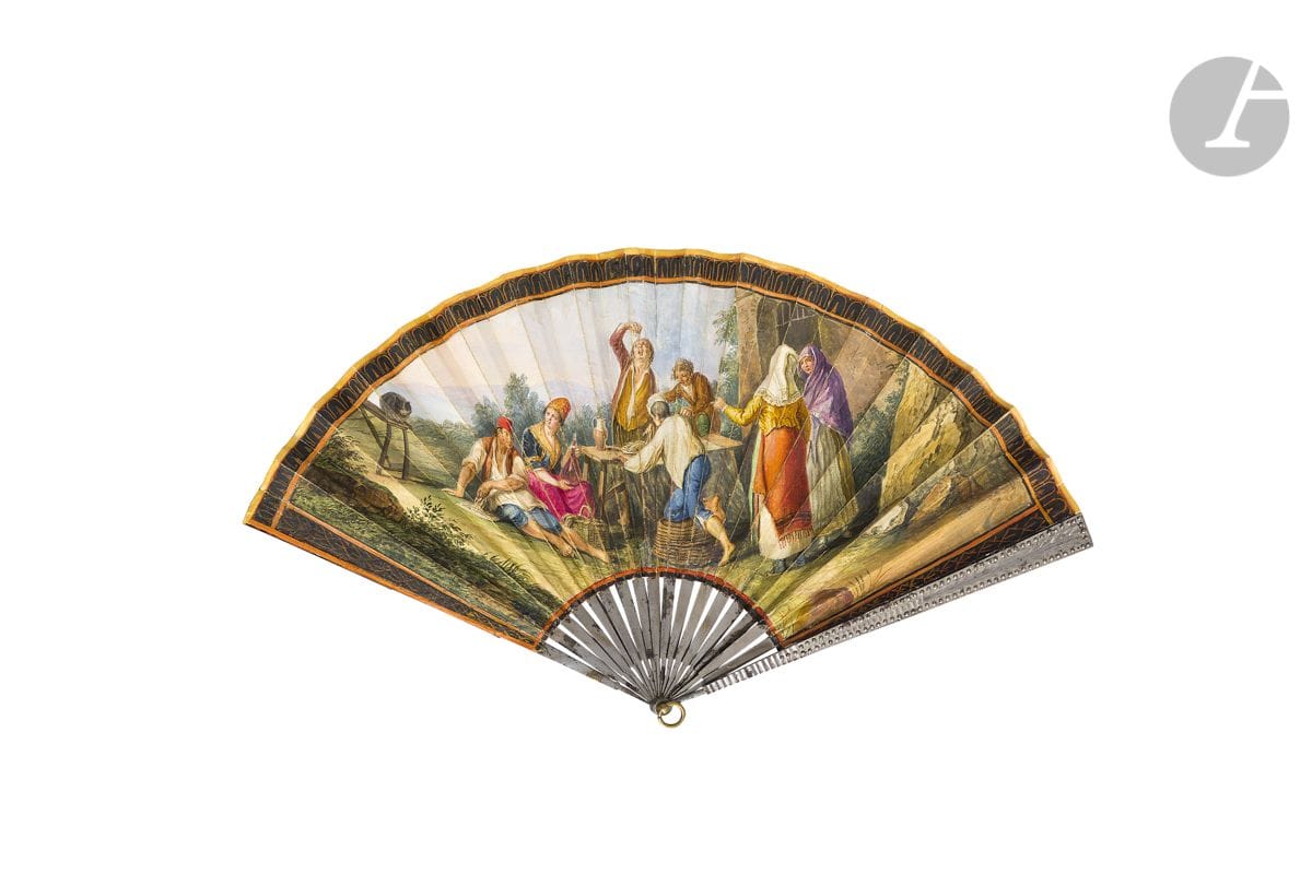 Le déjeuner des pêcheurs napolitains, Europe, vers 1800-1820
Éventail plié, la feuille en peau peinte d’un déjeuner en plein air. Des femmes, des enfants et des pêcheurs partagent le contenu de leurs paniers. L’un porte le bonnet rouge emblématique des pêcheurs de Naples.
Revers peint d’une vue de bord de mer avec des pins parasols dans un médaillon sur fond jaune. 
Monture en acier poli, les panaches à frise de perles d’acier facetté.
H.t. 18,5 cm-H.f. 13 cm (usures, manques, restaurations)
Dans un étui en carton recouvert de papier ocre rose.