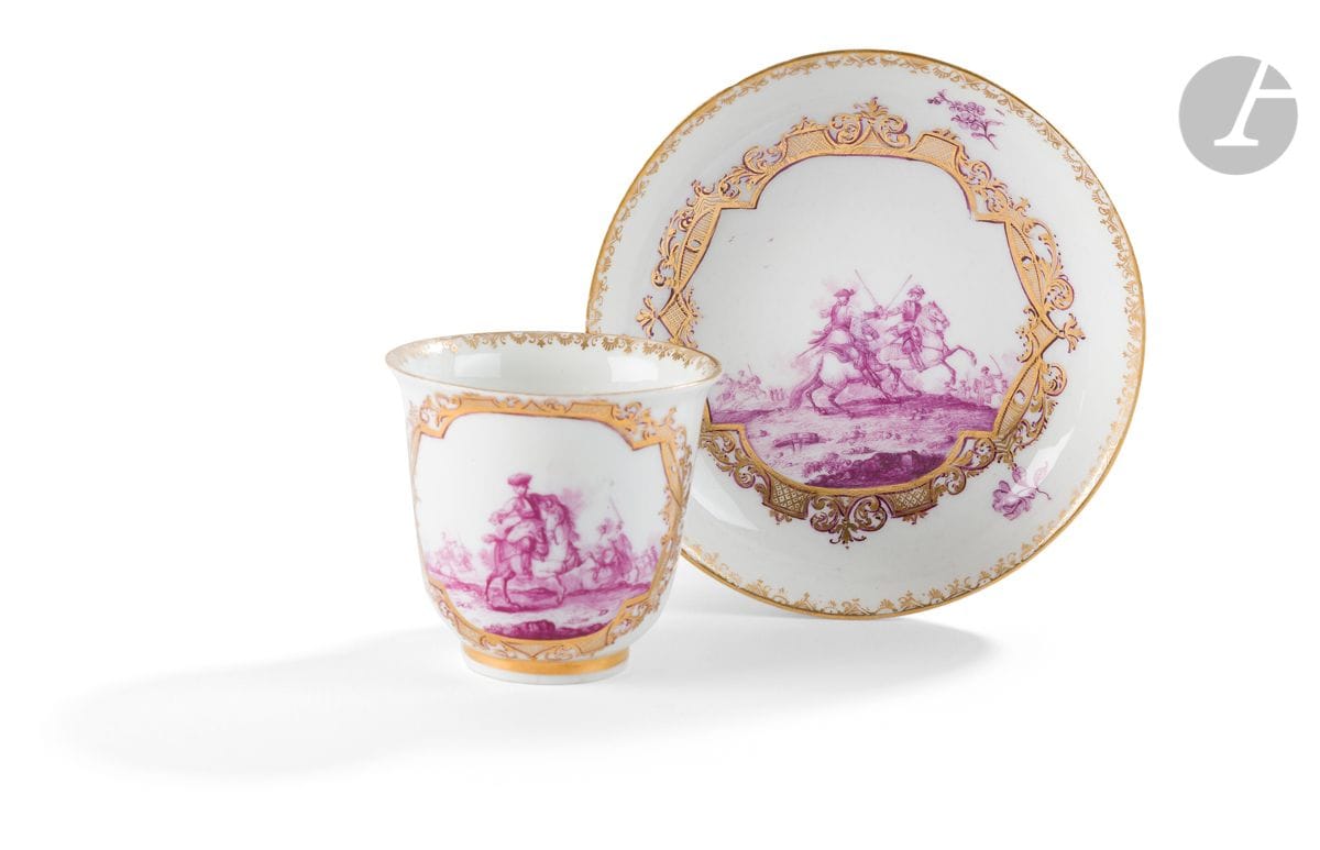 Meissen
Tasse et sa soucoupe en porcelaine à décor en camaïeu pourpre de combats de cavaliers dans le style de Rugendas dans des encadrements en or et pourpre.
Marquées : épées croisées en bleu.
XVIIIe siècle, vers 1740.
H : 6,5 cm, D : 13 cm