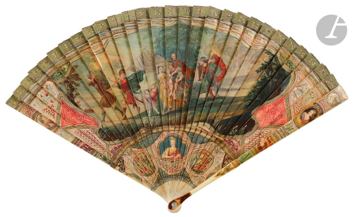 Énée fuyant Troyes en flamme, Europe, vers 1700-1720
Éventail de type brisé en ivoire* peint d’Énée en armure portant sur son dos son père Anchise, précédé par son épouse et son fils. Des serviteurs les accompagnent emportant des ballots, un étendard ou des armures qu’ils sauvent de la ville en flamme. La gorge simulée est ornée de chinoiseries de part et d’autre d’un portrait de femme. La tête ornée d’une plaque d’écaille brune**. Revers peint d’un paysage de bord de rivière avec une maison.
H.t. 20 cm (petites usures, restaurations) 
Poids brut : 40 g