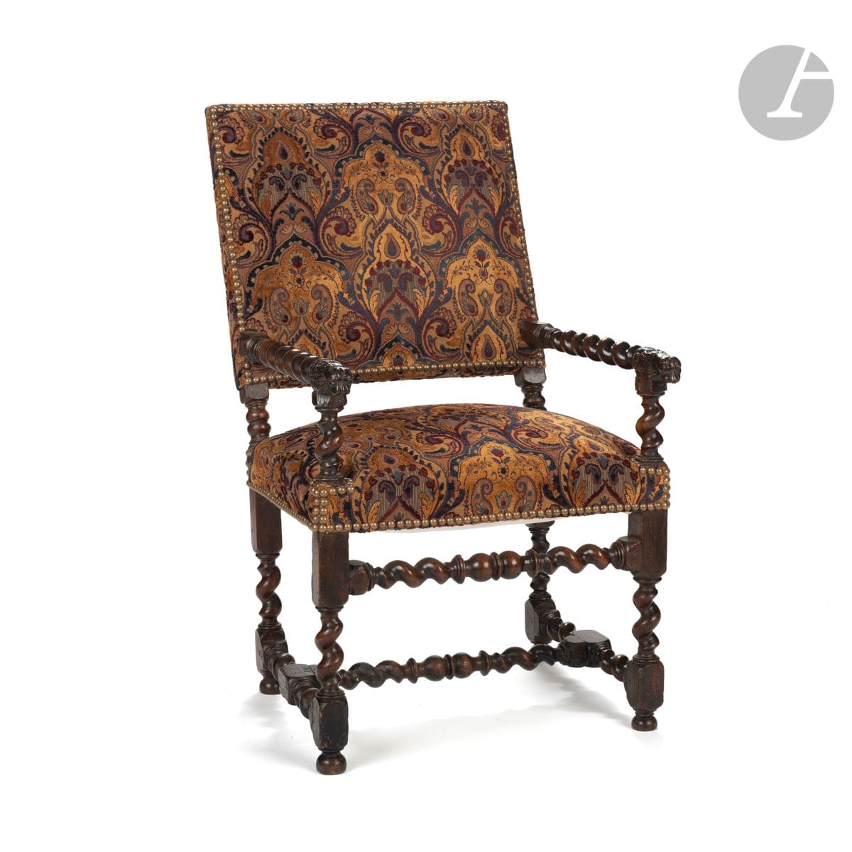 Fauteuil en noyer tourné ; accotoirs torsadés aux extrémités en mufles de lions, entretoise en H également torsadée.
Première moitié du XVIIe siècle
H : 103 cm, L : 61 cm, P : 71 cm
(garniture postérieure, accidents et restaurations dans le piètement)