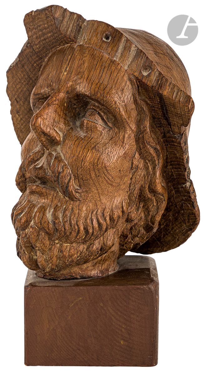 Tête d’homme en chêne sculpté, pèlerin ou St-Jacques.
Nord de la France ?, vers 1600
H : 22 cm. 
(manque le bord du chapeau)
Soclée