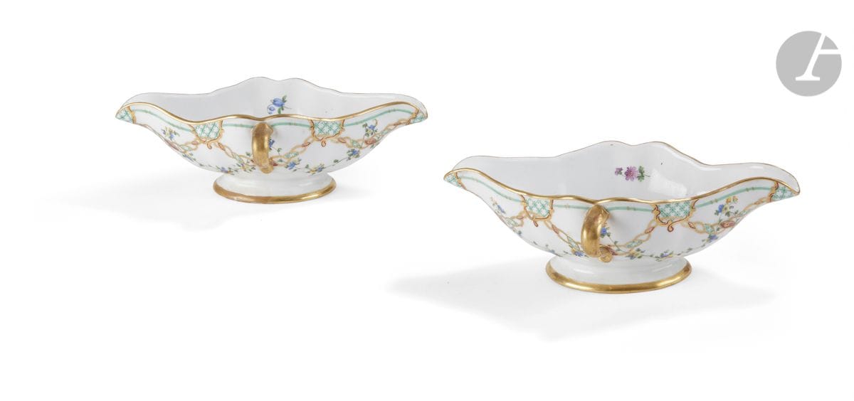 Meissen
Deux saucières ovales à deux anses en porcelaine à décor polychrome de bouquets de fleurs, guirlandes et rubans.
Marquées : épées croisées en bleu.
XIX siècle. 
L : 23 cm