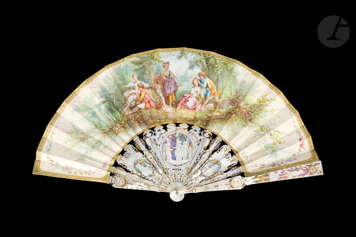 Lasellaz, Les amours des bergers, Europe, vers 1860
Éventail plié, la feuille en peau peinte d’après trois œuvres de François Boucher dont un berger déposant des fleurs dans les cheveux d’une bergère d’après « Le Printemps », et un jeune couple au bord d’un étang d’après la figure centrale de la « Pastorale d’été ».
Signé en bleu à droite « Lasellaz ».
Revers peint de feuillages en chute. 
Monture en nacre blanche découpée, gravée, burgautée et dorée à décor d’une scène de chasse, encadrée par des médaillons ornés de bergères. Un élégant personnage est sculpté sur chaque panache.
H.t. 27,3 cm-H.f. 13,4 cm (coupures, usures, restaurations)
