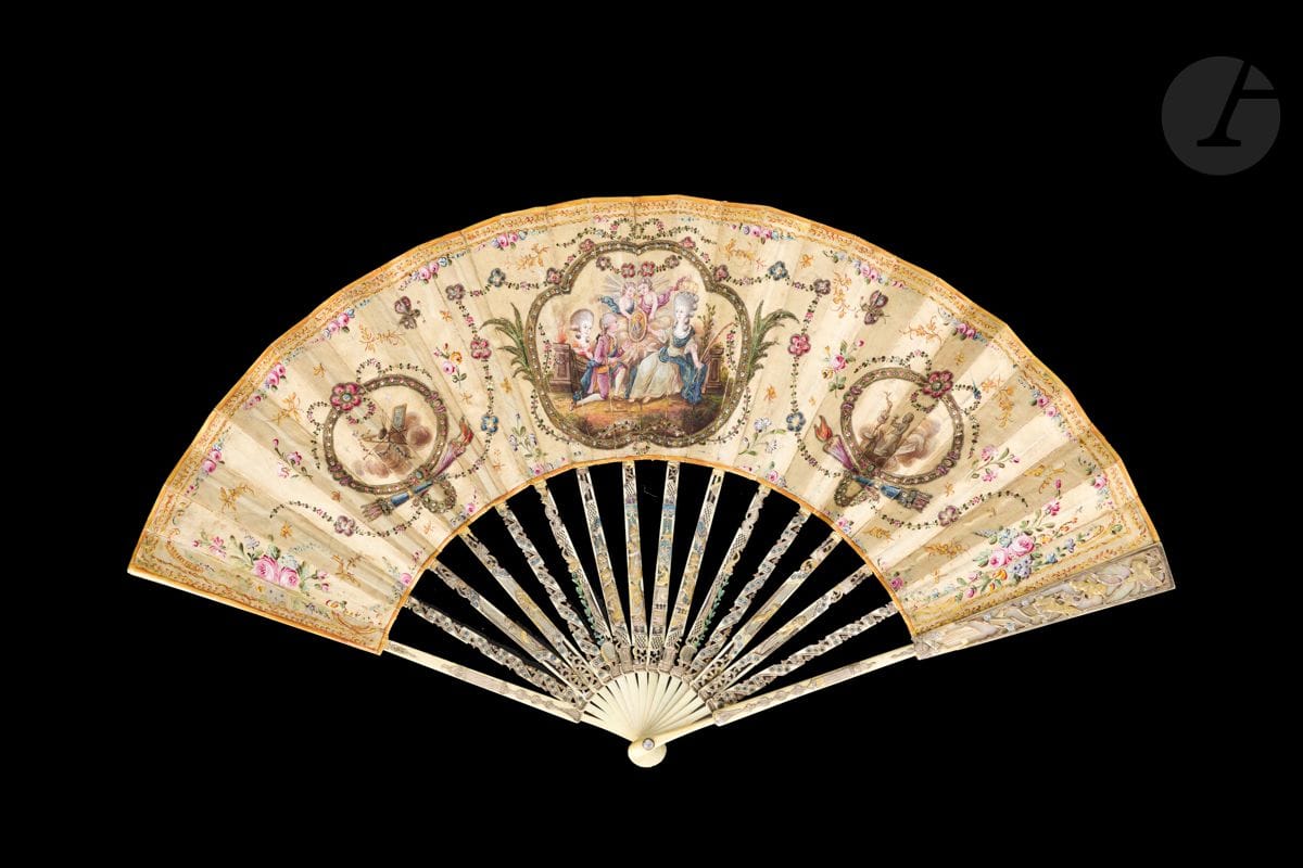 La naissance du dauphin, Louis-Joseph de France, France, vers 1781
Rare éventail historique. Éventail plié, la feuille en soie peinte de médaillons et de fleurs soulignées au point de chainette dorée, et brodées de paillettes.
À gauche, la Peinture symbolisée par une toile sur un chevalet et une palette de peintre immortalisent le portrait de l’enfant, tandis que la Sculpture sous les traits d’un amour taille un dauphin dans la pierre. Au centre, la France personnifiée, porte un manteau bleu à fleurs de lys d’or, et une couronne. Avec les amours, elle présente le portrait du prince au roi Louis XVI à genoux, portant le cordon de l’ordre du Saint-Esprit. Louis-Joseph né le 22 octobre 1781 à Versailles est le second enfant du couple royal. Il est l’héritier de la couronne de France, dauphin de France, jusqu’à son décès en 1789.
Revers doublé de papier gouaché.
Monture en ivoire* finement découpé, gravé, doré et rehaussé de paillettes à décor d’amours. Au centre, un couple en compagnie d’un amour présente les armoiries du nouveau-né.
H.t. 27,5 cm-H.f. 12,9 cm (usures, restaurations). 
Poids brut : 66 g