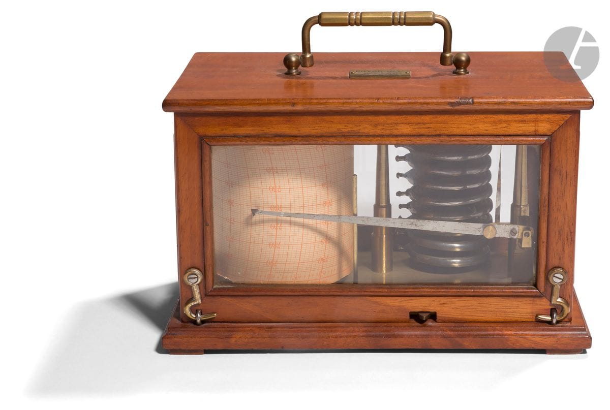 Barograph recorder with eight capsules of Vidie in blond mahogany and with four glass faces signed Pryor Opticien Rue Auber in Paris opening by 4 hooks. Device with its winding key and a 7-day reserve. Drum with anchor movement. 
Serial number 305. 
Around 1900. 
W : 21, D : 12, 5 cm, H : 13 cm

Provenance :
Sale at Drouot on November 29, 2004
