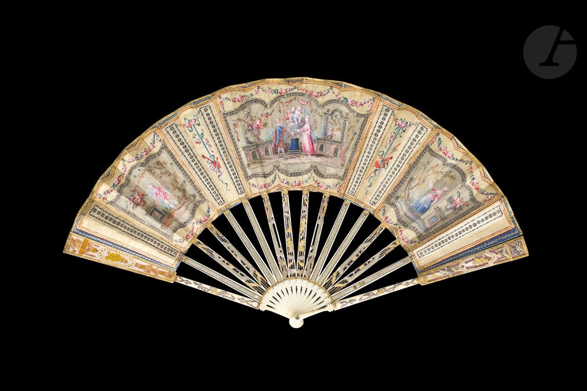 Le serment des amours, Europe, vers 1770-1780
Éventail plié, la feuille en soie crème peinte de trophées musicaux encadrant des cartels. Sur les côtés, un jeune homme et une jeune femme dans un jardin. Au centre, un couple unit ses mains au-dessus de deux cœurs brûlants sur un autel, sous l’égide d’amours.
Revers : fine reprise du décor de la face.
Monture en ivoire* découpé, gravé et doré en deux tons à décor de vases et d’amours.
H.t. 27 cm-H.f. 12,2 cm (usures, restaurations)
Poids brut : 61 g