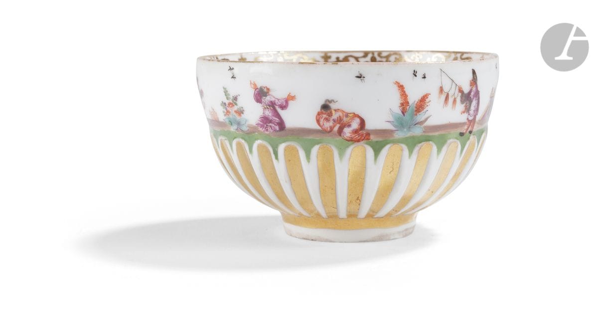 Meissen
Porcelain bowl with flutes outlined in gold, polychrome decoration of Chinese on a terrace, the center of the bowl decorated with flowers in a medallion with a trellis background, gold lace motifs on the inner rim.
Marked: crossed swords in blue.
18th century, circa 1738-1730.
H: 4 cm