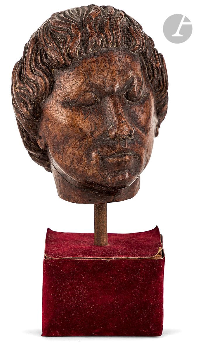 Tête de saint moine en noyer sculpté en ronde-bosse.
XVIe siècle
H : 16 cm
(petite fente)
Soclé