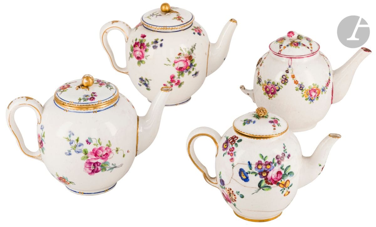 Sèvres et Paris 
Quatre théières couvertes en porcelaine à décor polychrome de fleurs et guirlandes.
XVIIIe siècle. 
Quelques accidents et manques.
