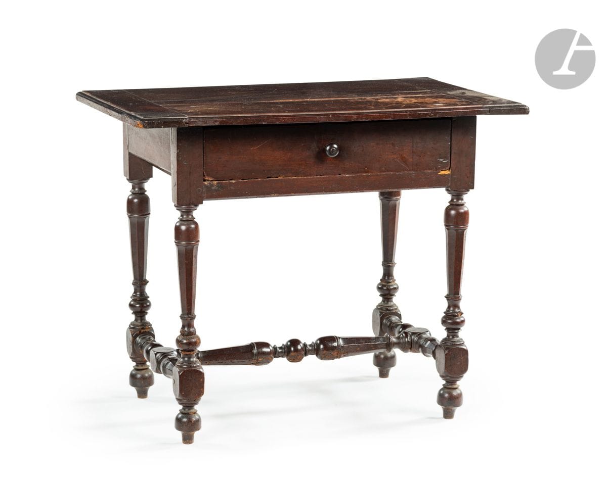 Petite table en noyer, un tiroir en ceinture, piétement tourné en vase et balustres à pans, entretoise en H avec dés de raccordement.
XVIIe siècle
H : 69 cm, L. : 85 cm, L : 57 cm
(restaurations dont les pieds, vermoulures)