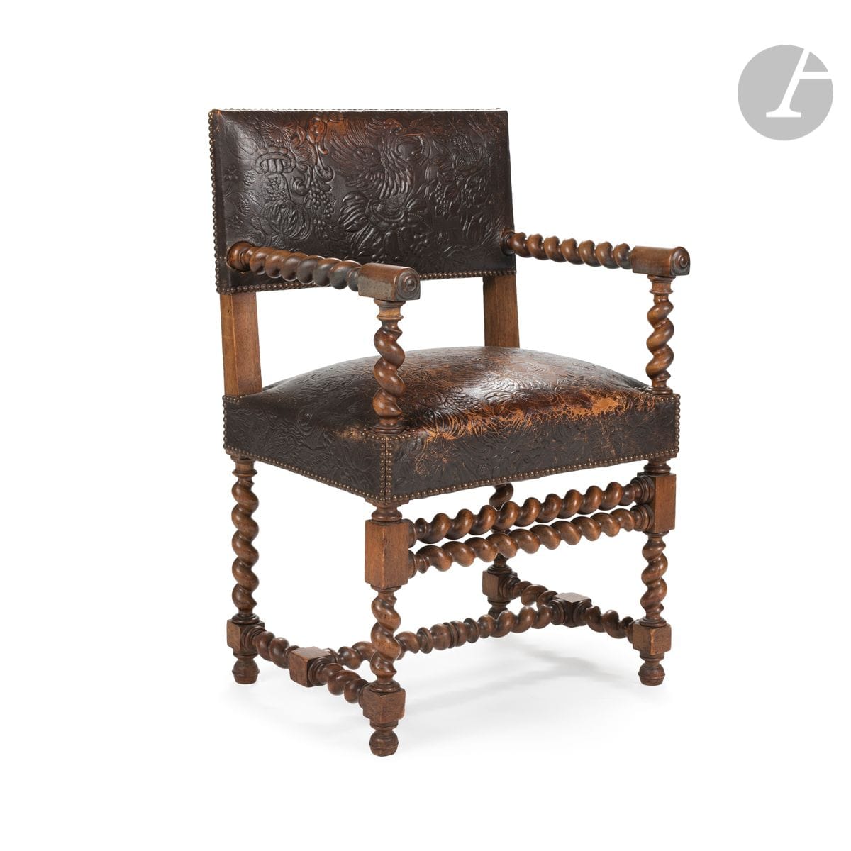 Chaise à bras en noyer tourné et cuir gaufré, reposant sur un piétement à entretoises.
Style Louis XIII.
H : 92 cm, L : 58 cm