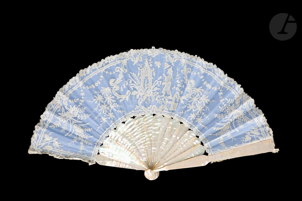 La chasse aux papillons, Europe, vers 1880
Éventail plié, la feuille en dentelle aux fuseaux à décor de rameaux de feuillages encadrant un sujet d’inspiration chinoise, au point à l’aiguille, avec un chasseur de papillons, près d’une pagode tentant d’attraper un papillon avec son filet. Doublure en tissu bleu.
Monture en nacre goldfish. 
H.t. 28 cm-H.f. 14 cm (restaurations)