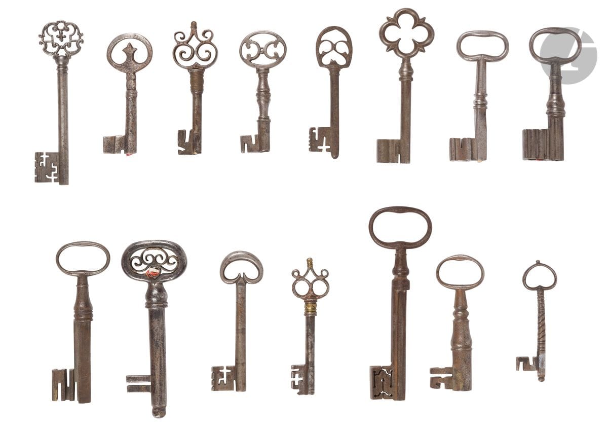 Lot de 15 clefs en fer forgé des XVIe, XVIIe et XVIIIe siècles
Tiges forées de trèfle, triangulaires, en forme de lettres C, Z, double S, chiffres 2 et 8, pannetons à décor d’entrelacs, fleur-de-lys, rosace, une clef à tige torsadée.