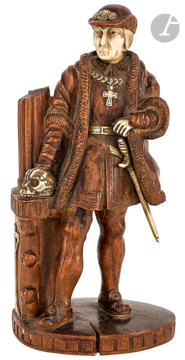 Louis XI en noyer et ivoire sculpté en ronde-bosse.
D’après Jean-Louis Nicolas Jaley (1802-1866), seconde moitié du XIXe siècle
Etiquette de collection. 
H : 20 cm
Une petite fente

Une commande est passée auprès de Jean-Louis Nicolas Jaley en 1836 afin de réaliser une sculpture en marbre de Louis XI pour les Galeries Historiques de Versailles. L’épreuve en marbre est livrée en 1838 et envoyée à Versailles le 16 septembre de cette année, puis elle est présentée à l’Exposition universelle de 1889 et entre au Louvre en 1890 (inv LP1774), elle est désormais déposée au musée de l’Hôtel de Ville d’Amboise depuis 1971. Une autre épreuve en plâtre est conservée dans les Galeries Historiques du château de Versailles. C’est à l’occasion de l’Exposition universelle de 1889 que ce modèle en réduction fût réalisé.