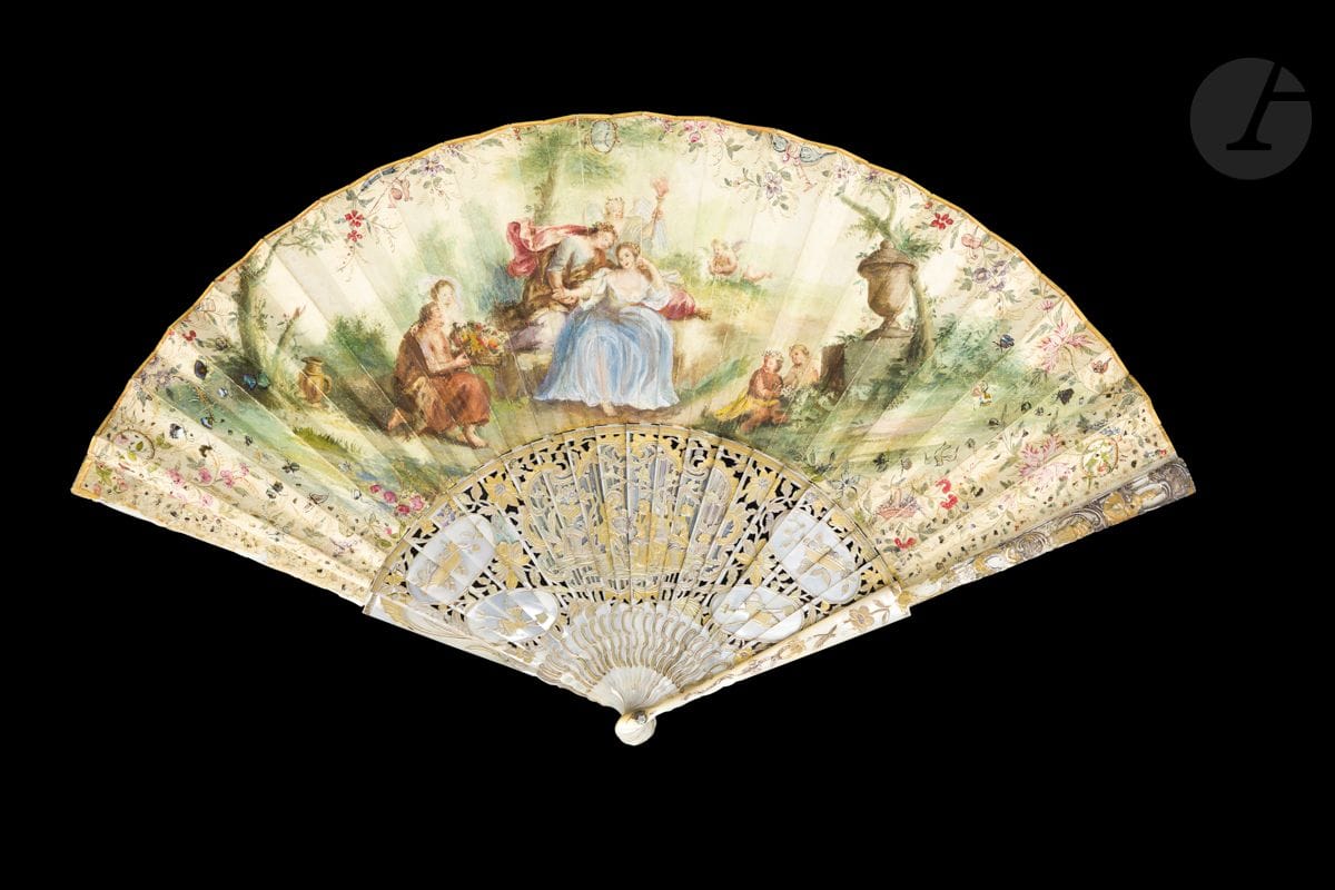 Zéphyr et Flore, Europe, vers 1750
Éventail plié, la feuille en peau, montée à l’anglaise, peinte de Flore et Zéphyr d’après l’œuvre d’Antoine Coypel. Des amours et Hymen les observent. Quelques applications de nacre haliotide pour évoquer des papillons.
Revers : deux pêcheurs dans un paysage esquissé.
Monture en nacre blanche découpée, gravée, dorée et argentée d’un oiseleur présentant des oiseaux en cage à deux jeunes femmes. Paniers de fleurs et bêches dans des cartels.
H.t. 30 cm-H.f. 14,8 cm (restaurations, usures, manques)