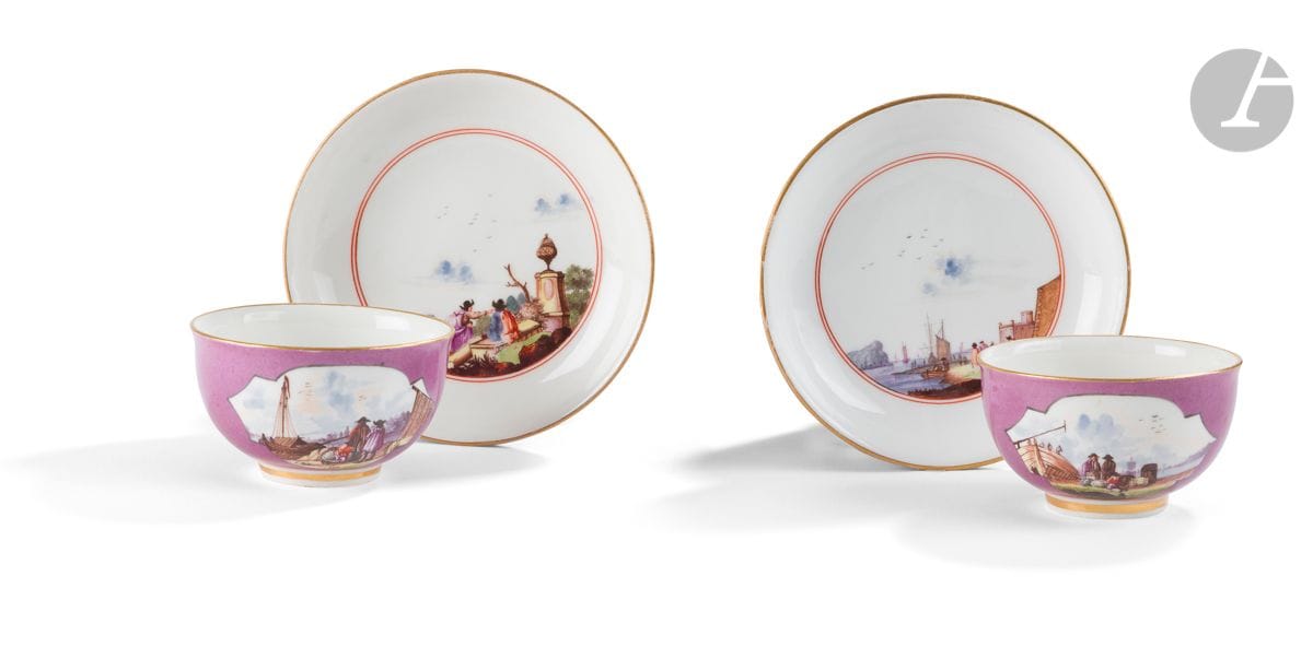 Meissen
Paire de bols et leur soucoupe en porcelaine à décor polychrome de scènes de port animées dans des réserves sur fond pourpre, filet or sur les bords.
Marqués : épées croisées en bleu.
XVIIIe siècle, vers 1740.
H : 4,5 cm, D : 12 cm