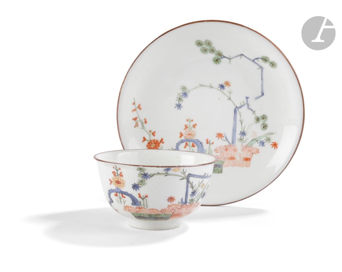 Meissen
Bol et sa soucoupe en porcelaine à décor polychrome dans le style Kakiemon de haies fleuries et prunus, filet brun sur le bord.
Marqué : épées croisées en bleu sur couverte et numéro d’inventaire du Palais Japonais : N = 243 W.
XVIIIe siècle, vers 1728-1730.
H : 4,5 cm, D : 12,5 cm