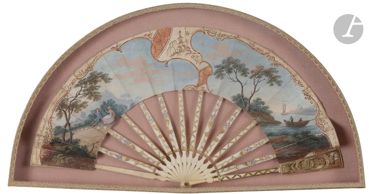 Paysages, vers 1770-1780
Éventail plié, la feuille en peau peinte de deux cartels asymétriques séparés par une pagode d’inspiration chinoise, dorée. À gauche, un couple de bergers et ses moutons, à droite, des pêcheurs sur une barque. 
Monture en ivoire* gravé et doré de zig zag et de deux vases fleuris.
H.t. 24 cm (à vue)
Dans un cadre moderne, à la forme. L. 52 cm
Poids brut : 26 g