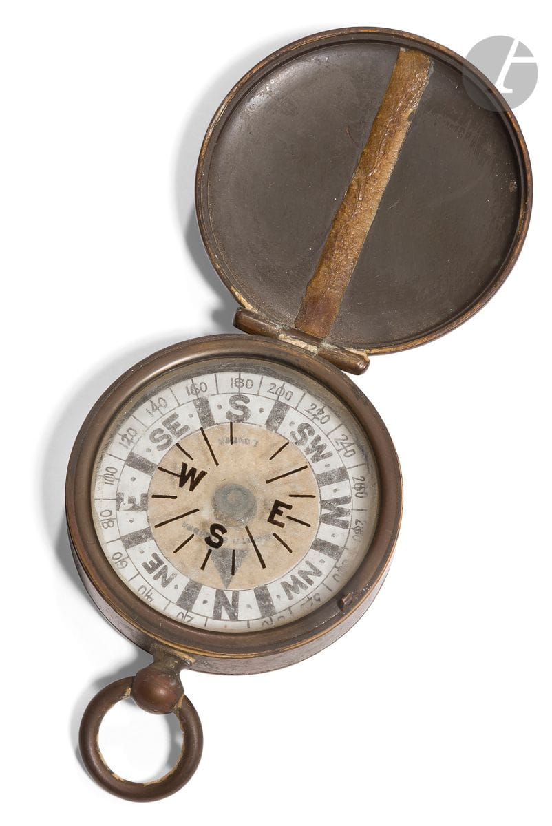Petite boussole en laiton Negretti & Zambra. Le cadran est à 8 directions et va de 0 à 360 degrés. Un système de blocage s’active lorsque la boussole est fermée. 
Travail anglais. 
D : 4,5 cm