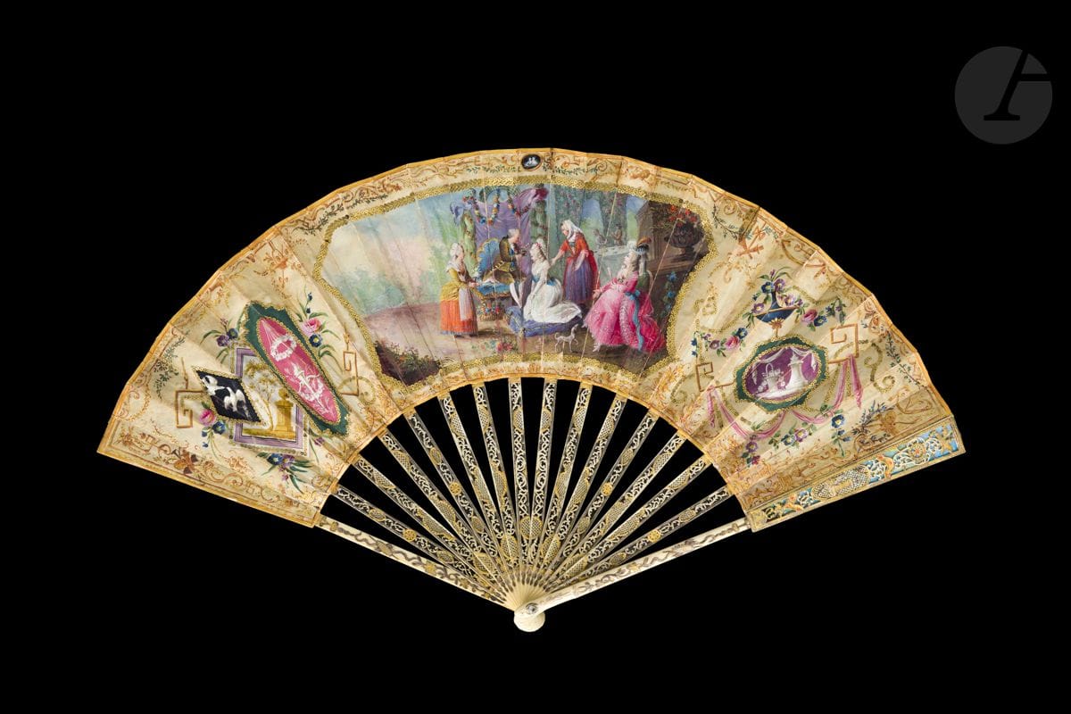 Le couronnement de la rosière, France, vers 1780
Éventail plié, la feuille en soie crème peinte de compositions sur le thème amoureux encadrant une scène emblématique des mœurs et coutumes des dernières années du XVIIIe siècle. Une jeune villageoise vêtue de blanc, et portant le cordon de l’ordre du Saint-Esprit, reçoit des mains du seigneur du village une couronne de roses. Elle est ainsi distinguée pour la pureté de ses mœurs et l’exemple de sa vie. Une dame de la bonne société à droite évoque probablement Madame de Genlis qui fut une des premières à apporter son soutien à ces manifestations reconnaissant la vertu.
Pêcheur esquissé au revers.
Monture en ivoire* finement découpé, gravé et doré de médaillons et rinceaux.
H.t. 28,3 cm-H.f. 13,6 cm (usures, restaurations)
Poids brut : 66 g