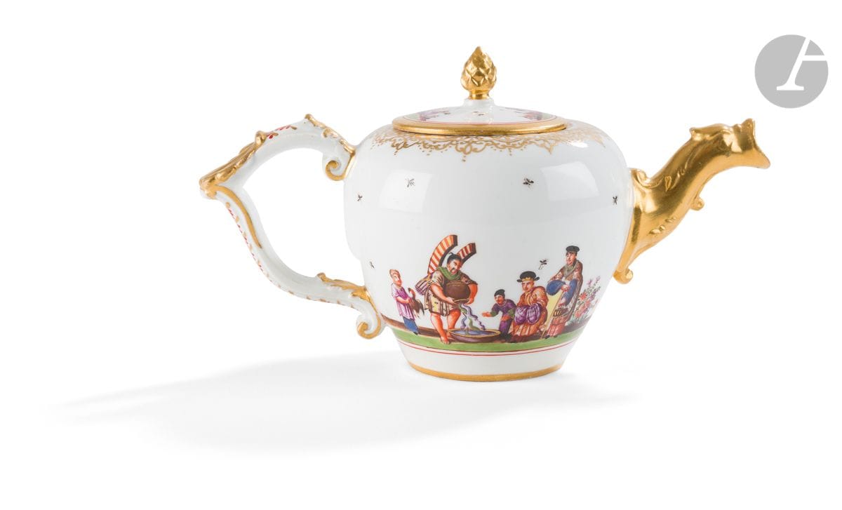 Meissen
Théière et un couvercle en porcelaine à décor polychrome de Chinois sur terrasse dans le style de Horoldt, motifs de dentelle en or sur le bord.
Marquée : épées croisées en or, 45 en or répété dans le couvercle.
XVIIIe siècle, vers 1730.
H : 10,5 cm