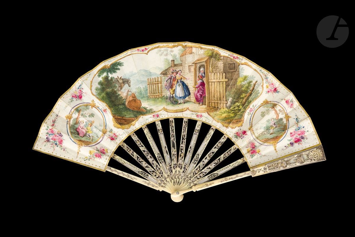 Le cocher et la servante, Europe, vers 1770-1780
Éventail plié, la feuille montée à l’anglaise et peinte à la gouache d’une servante séduite par un cocher sous le regard désapprobateur d’un couple. Deux médaillons à sujets champêtres sur les côtés.
Esquisse d’un homme seul pêchant, au revers.
Monture en ivoire* finement repercé, découpé, gravé et doré, et rehaussé de plaques de nacre blanche.
H.t. 28,5 cm-H.f. 13,7 cm (bon état, petites usures)
Poids brut : 65 g