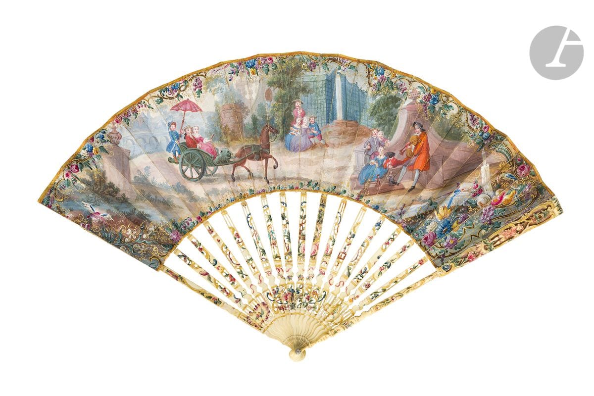 Promenade en cabriolet, Europe, vers 1750-1760
Éventail plié, la feuille double en papier peint d’un couple se promenant à bord d’une voiture hippomobile à double roue appelée « cabriolet », à la mode dans les années 1750. Ils rejoignent un groupe d’enfants captivés par un montreur de marionnettes. 
Revers peint d’un couple dans la campagne.
Monture en ivoire* découpé, gravé et rehaussé en couleurs d’un couple de bergers.
H.t. 27 cm-H.f. 12,4 cm (usures, restaurations)
Poids brut : 44 g