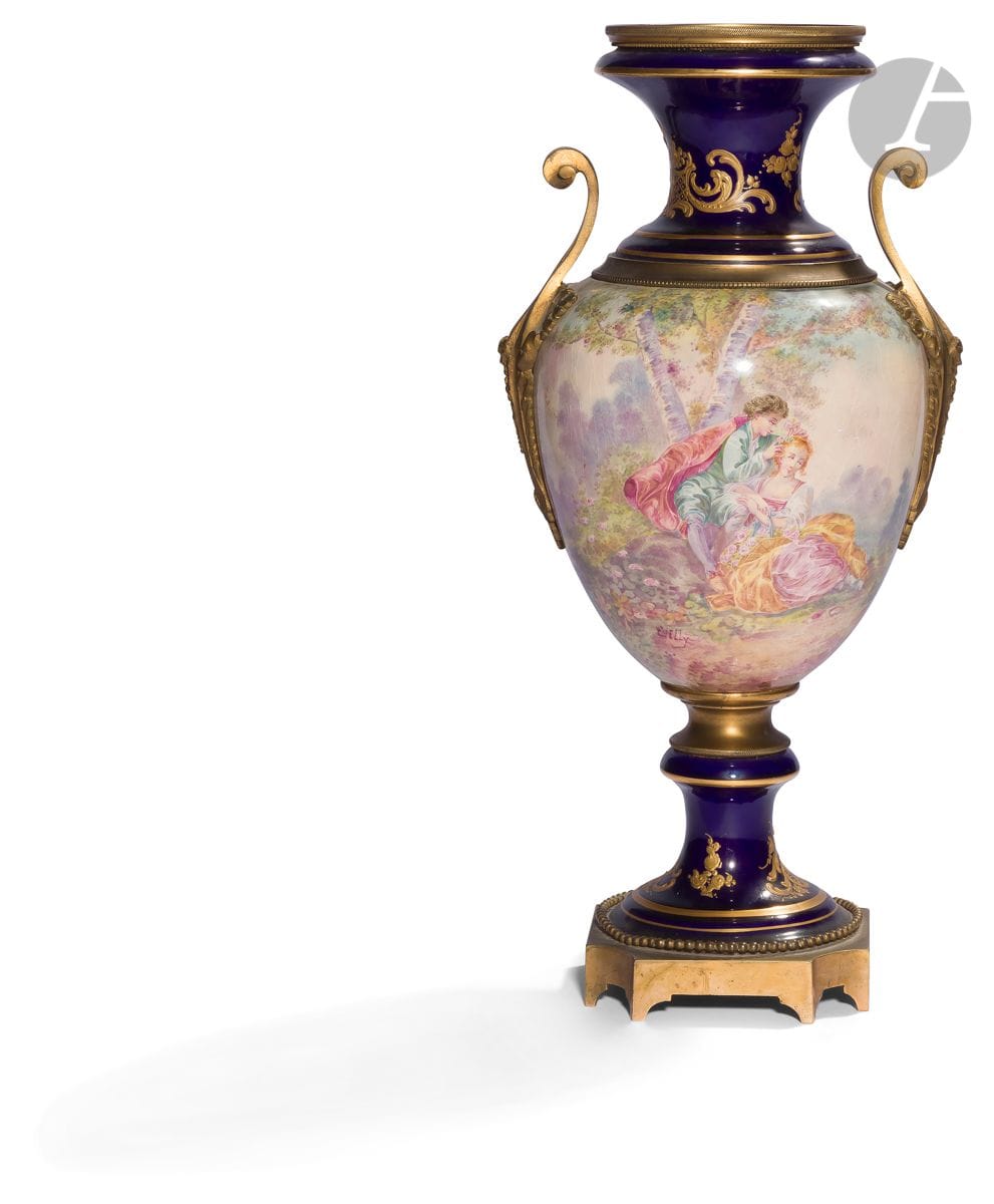 Sèvres (genre de)
Vase de forme balustre en porcelaine et bronze doré à décor polychrome de couples galants dans le style de Lancret dans un parc sur fond bleu.
H : 41 cm
Époque Napoléon III.