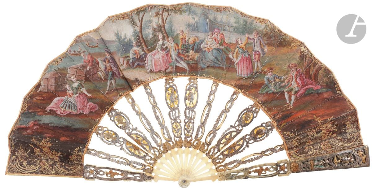 La saison des amours, Europe, vers 1760-1770
Éventail plié, la feuille en papier peint de trois couples de bergers se reposant ou dansant en compagnie de leurs moutons. Une mère et sa fillette à droite, et un marchand contrôlant l’arrivée de ballots de marchandises, complètent la composition.
Monogrammé et daté à droite « FB 1767 ».
Revers peint d’un couple jouant avec des oiseaux.
Monture en ivoire* découpé et gravé à décor de cartels doublés de nacre haliotide soulignant des portraits et des soleils rayonnants. Un joyeux buveur tenant cruche et verre orne les médaillons centraux, et les panaches. 
H.t. 26 cm-H.f. 10,8 cm (usures, restaurations) 
Poids brut : 72 g