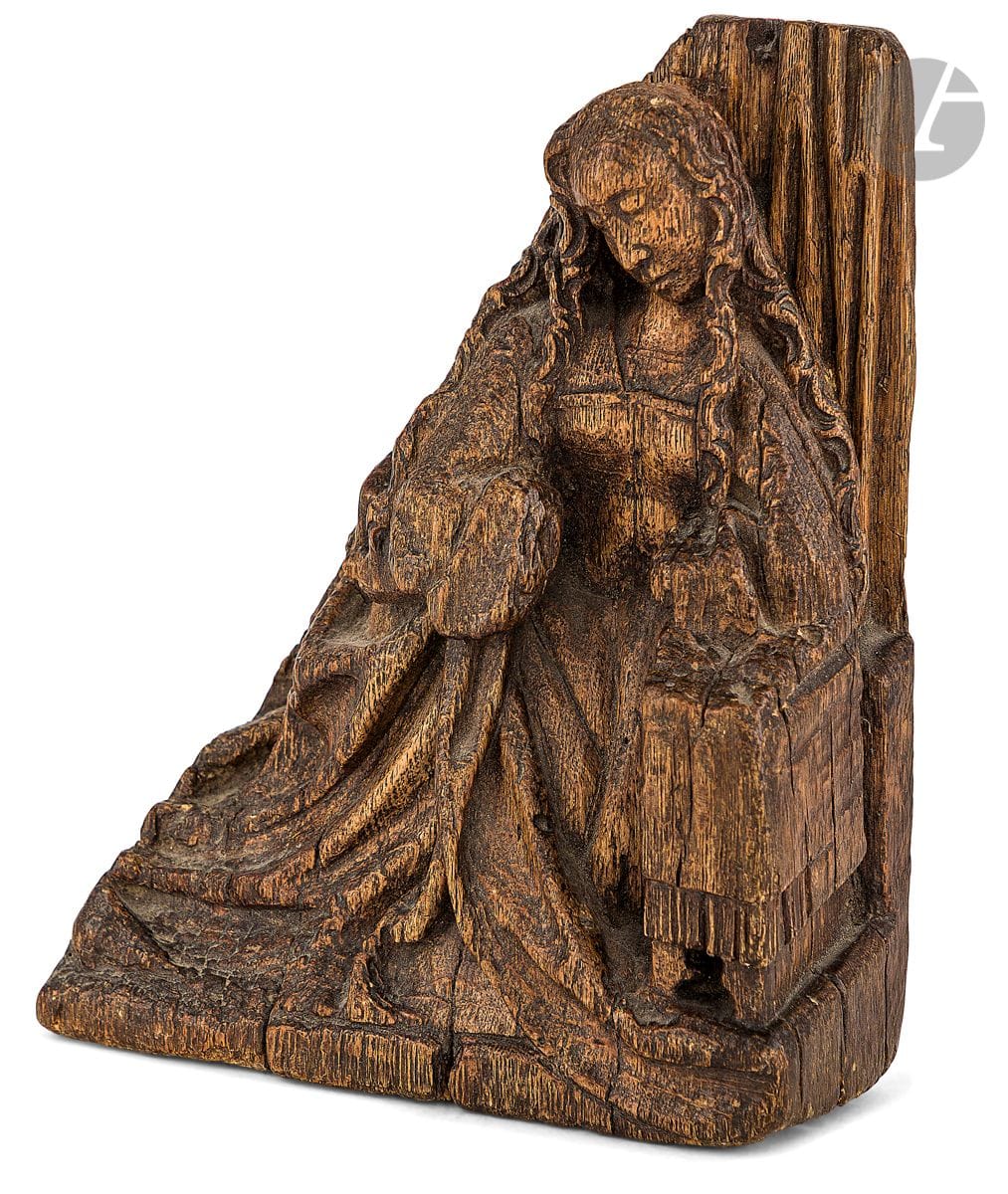 Vierge de l’Annonciation en chêne sculpté. 
Nord de la France, dans le style du XVIe siècle 
H : 24,5 cm, L : 20 cm