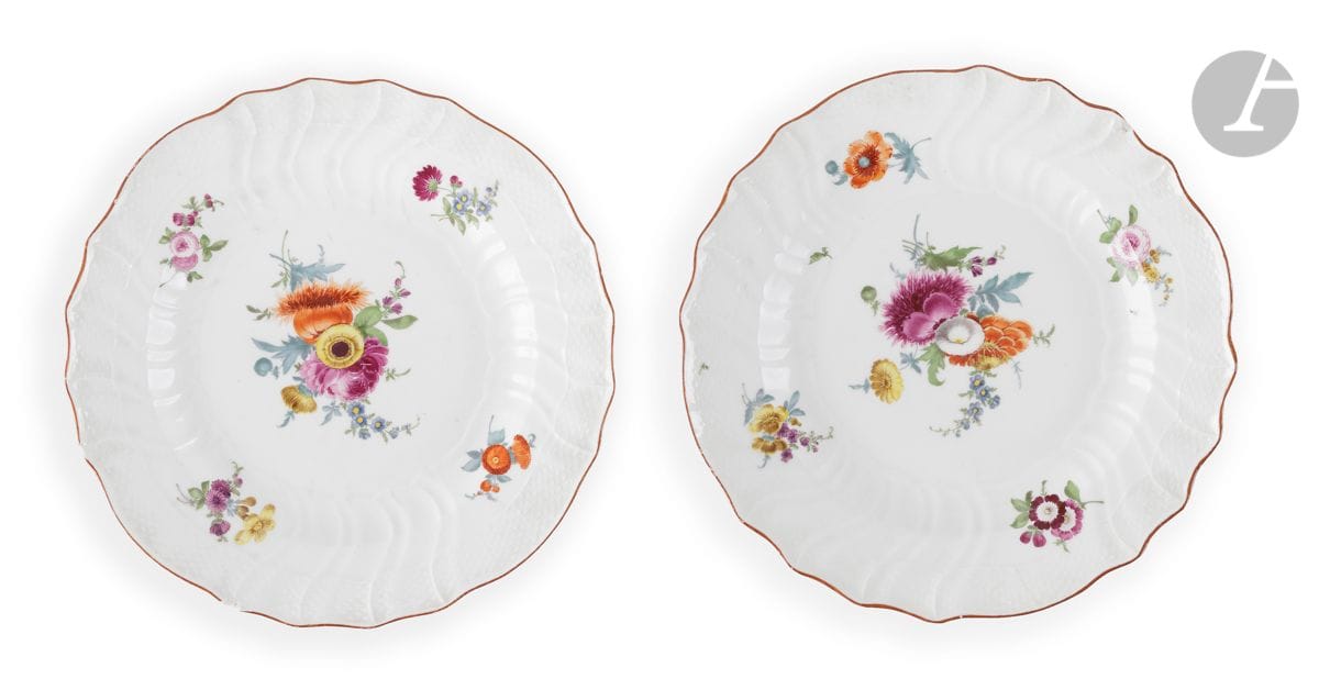 Meissen
Deux assiettes à bord contourné en porcelaine à décor polychrome de bouquets de fleurs, motifs de vannerie sur l’aile.
Marquées : épées croisées et point en bleu.
XVIIIe siècle, vers 1775.
D : 24 cm
Eclats.