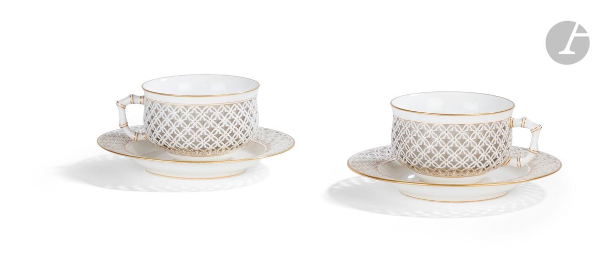 Sèvres
Paire de tasses chinoises réticulées et leur soucoupe à paroi ajourée soulignée de filets or, l’anse en forme de bambou.
Marquées : RF, doré à Sèvres 88.
Fin du XIX siècle, 1888.