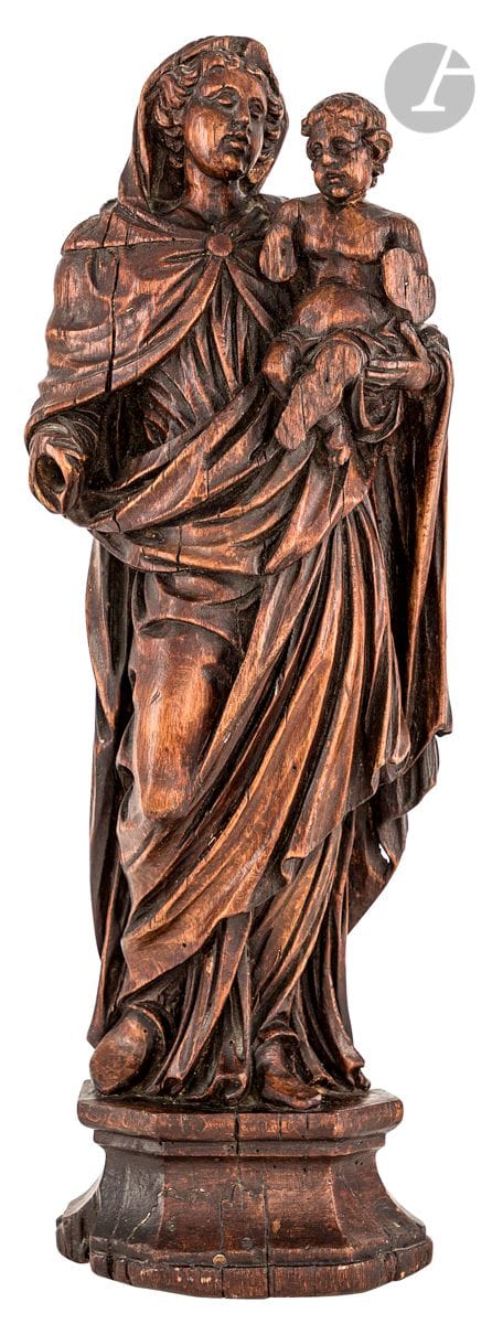 Vierge à l’Enfant en bois sculpté en ronde-bosse.
XVIIe siècle 
H : 49 cm
(manques visibles dont les bras de l’Enfant et la main droite de la Vierge)