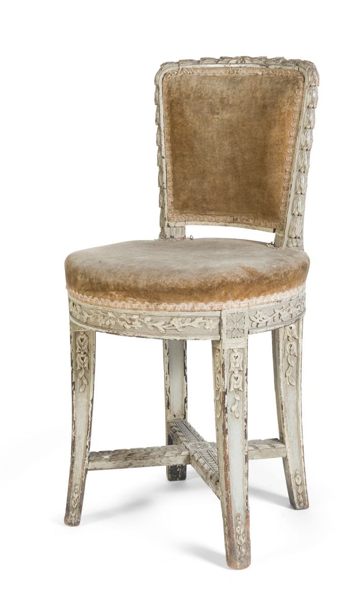 A moulded, carved and painted wooden musician's chair with a small back and a circular seat, decorated with branches of foliage, resting on arched legs joined by a strut.
Italy, late 18th century.
H : 78 cm, W : 39 cm

