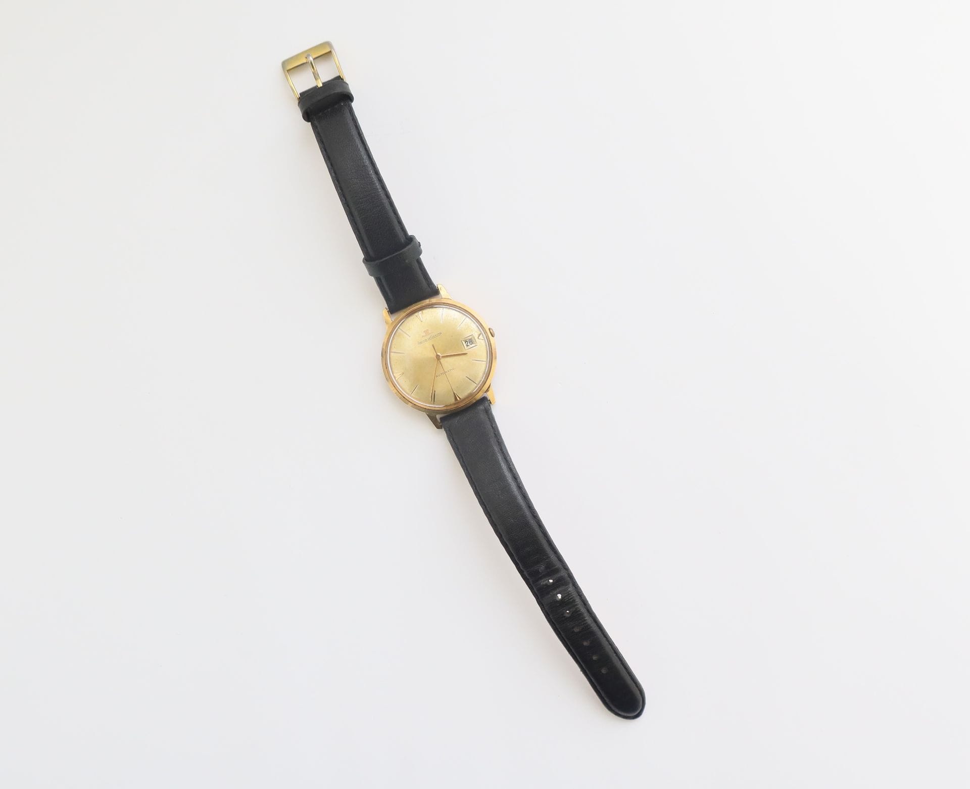 JAEGER LeCOULTRE

N° 170055

Montre bracelet pour homme en or 18K (750), cadran blanc (piqué), date par guichet à 3H, mouvement mécanique à remontage automatique, bracelet cuir.

Poids brut : 43,5 g