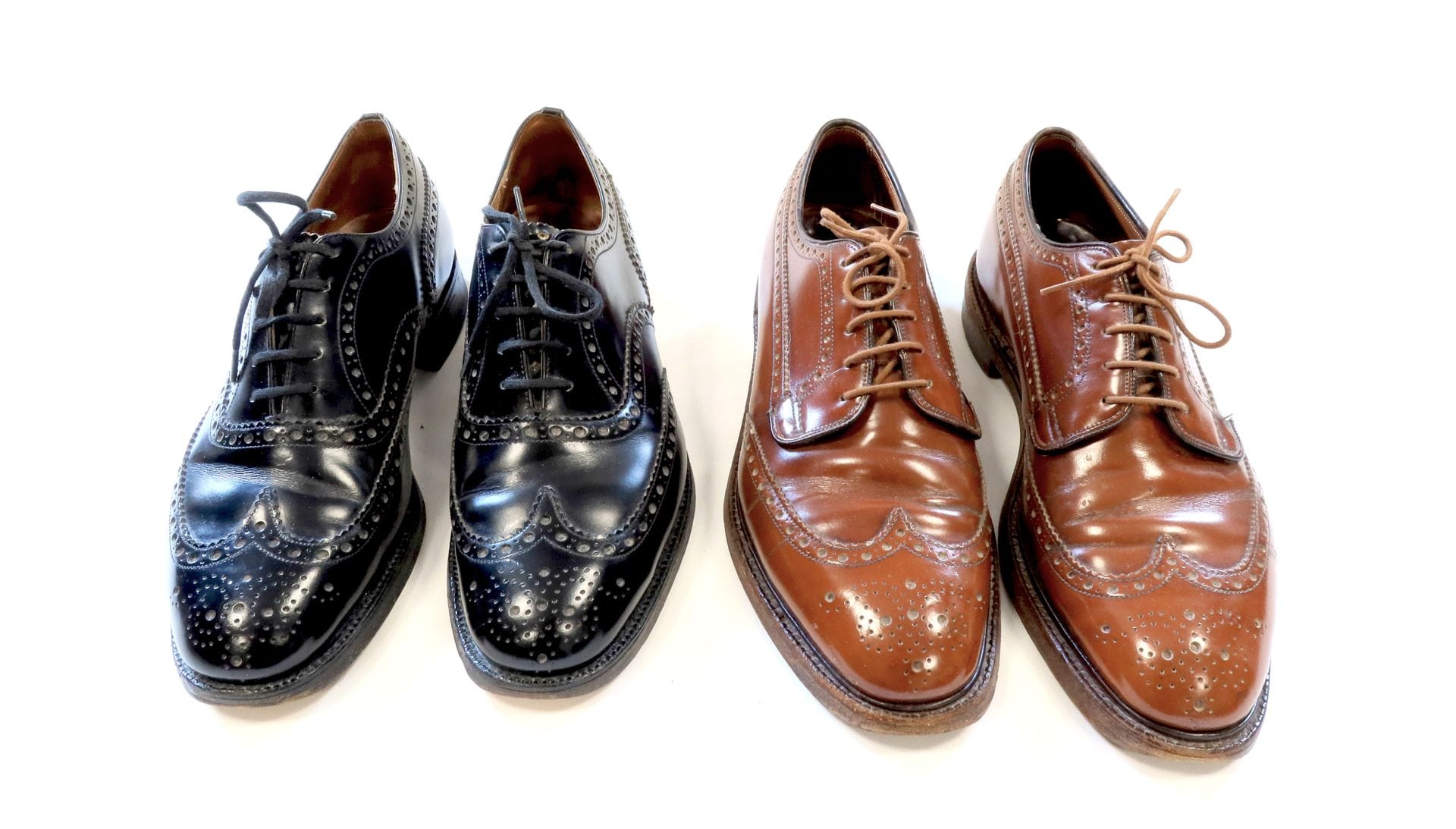 CHURCH. Lot including two pairs of shoes : one pair in black leather and one pair in gold leather. Size: 43 approximately.  With their wooden shoe trees. (very slight traces of use)