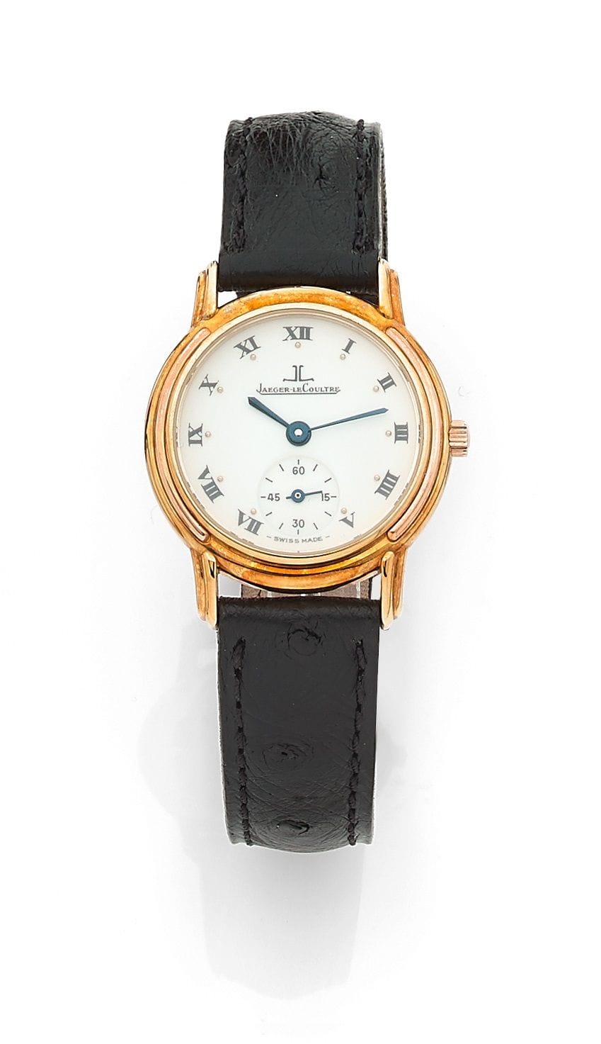 JAEGER-LeCOULTRE Odysseus. Vers 1990

N° 156

Montre bracelet pour femme en or 18K (750 ‰), cadran blanc, index chiffres romains formant les heures trotteuse à 6H, mouvement à quartz (prévoir une révision), bracelet cuir avec sa boucle ardillon en or 18K signée. 

Cadran, boîtier et mouvement signés. 

Diamètre : 25 mm

Poids brut : 24,3 g