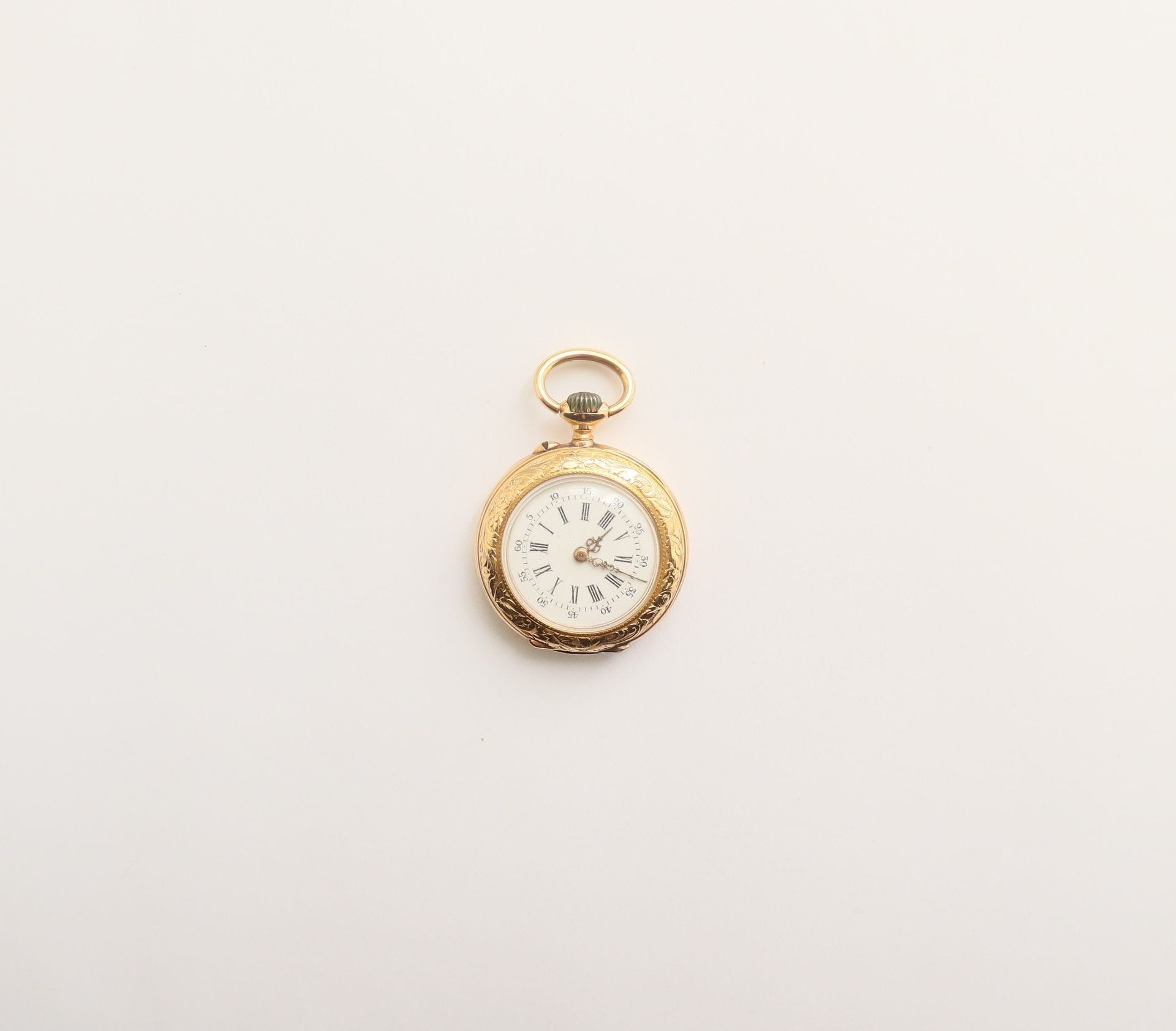 LeCOULTRE

N° 107024

18K (750) gold collar watch, white enamel dial, winding movement, case to be reattached.

Gross weight: 23.4 g