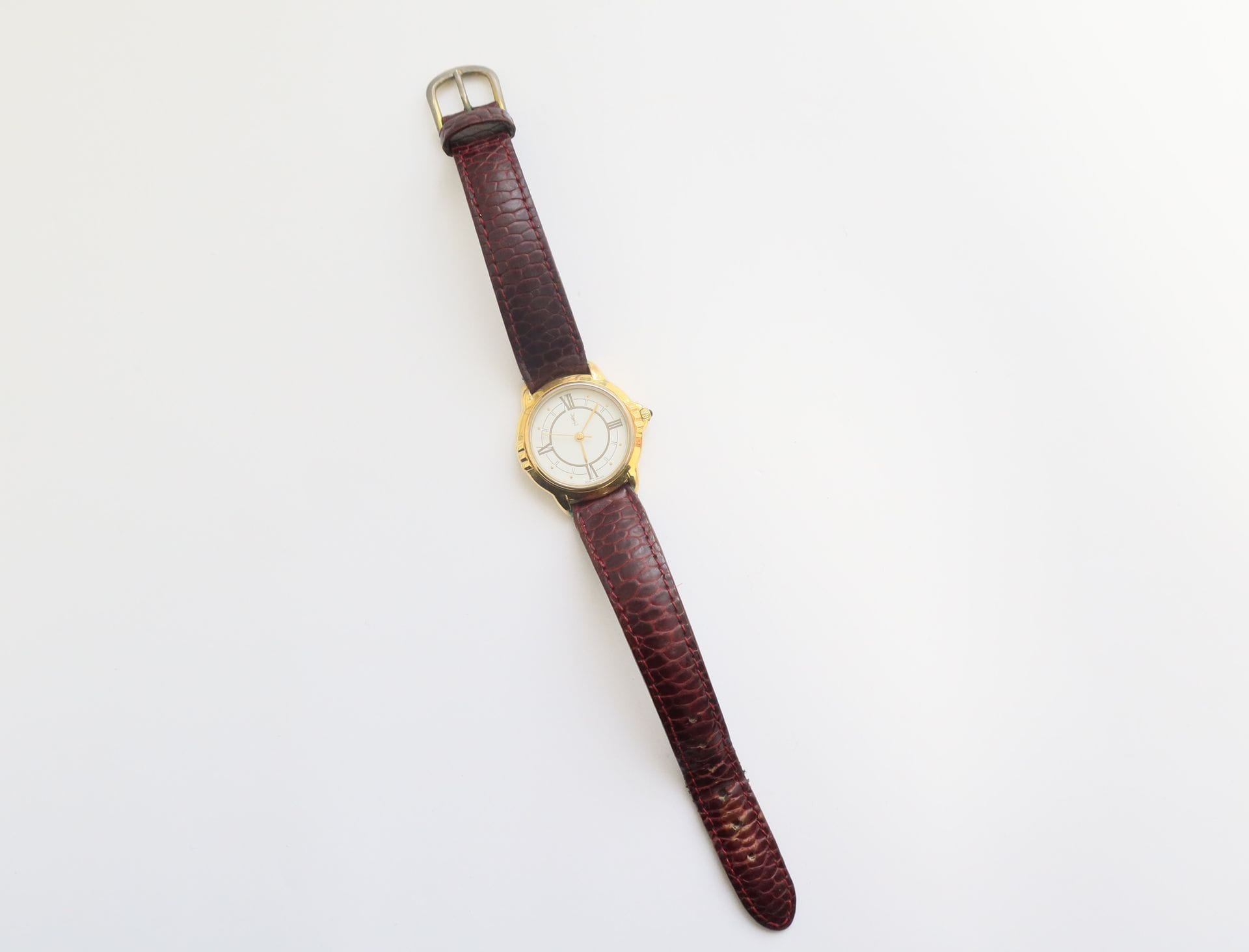Yves SAINT LAURENT

N°509165

Montre bracelet pour femme en métal doré, cadran blanc, mouvement à quartz (pile non vérifiée), bracelet cuir.