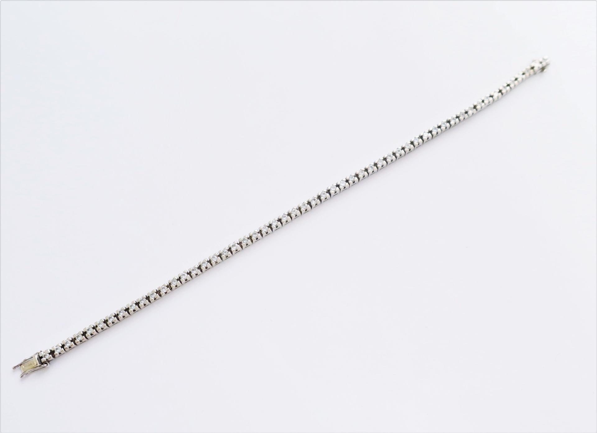 Flexible bracelet in 18K (750) gold entirely set with round brilliant-cut diamonds. Length : 18 cm approximately. Gross weight : 12,9 g