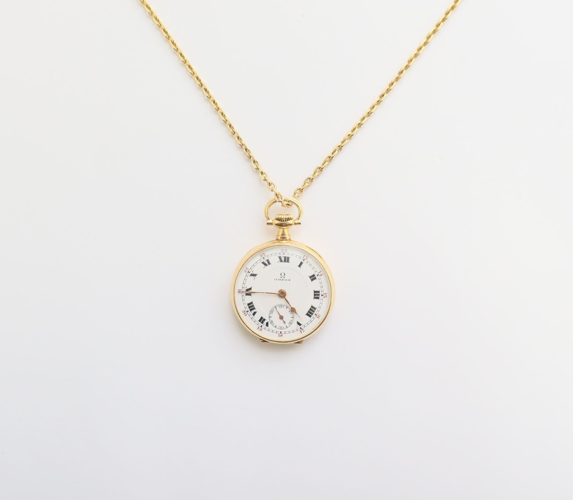 OMEGA

N°5606897

18K (750) gold collar watch, white enamel dial, winding movement, with 18K gold chain.

Gross weight of the watch : 21.2 g

Chain weight: 13.2 g