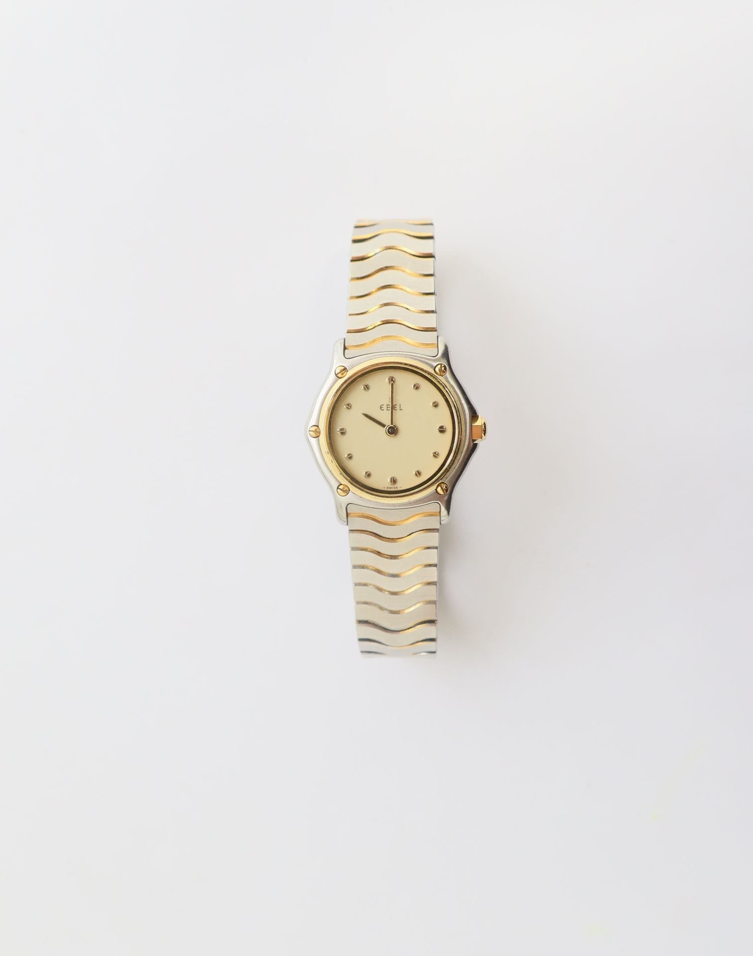 EBEL 

N°18166696

Montre bracelet pour femme en métal doré et acier, cadran doré, mouvement quartz (pile non vérifiée), bracelet intégré signé.