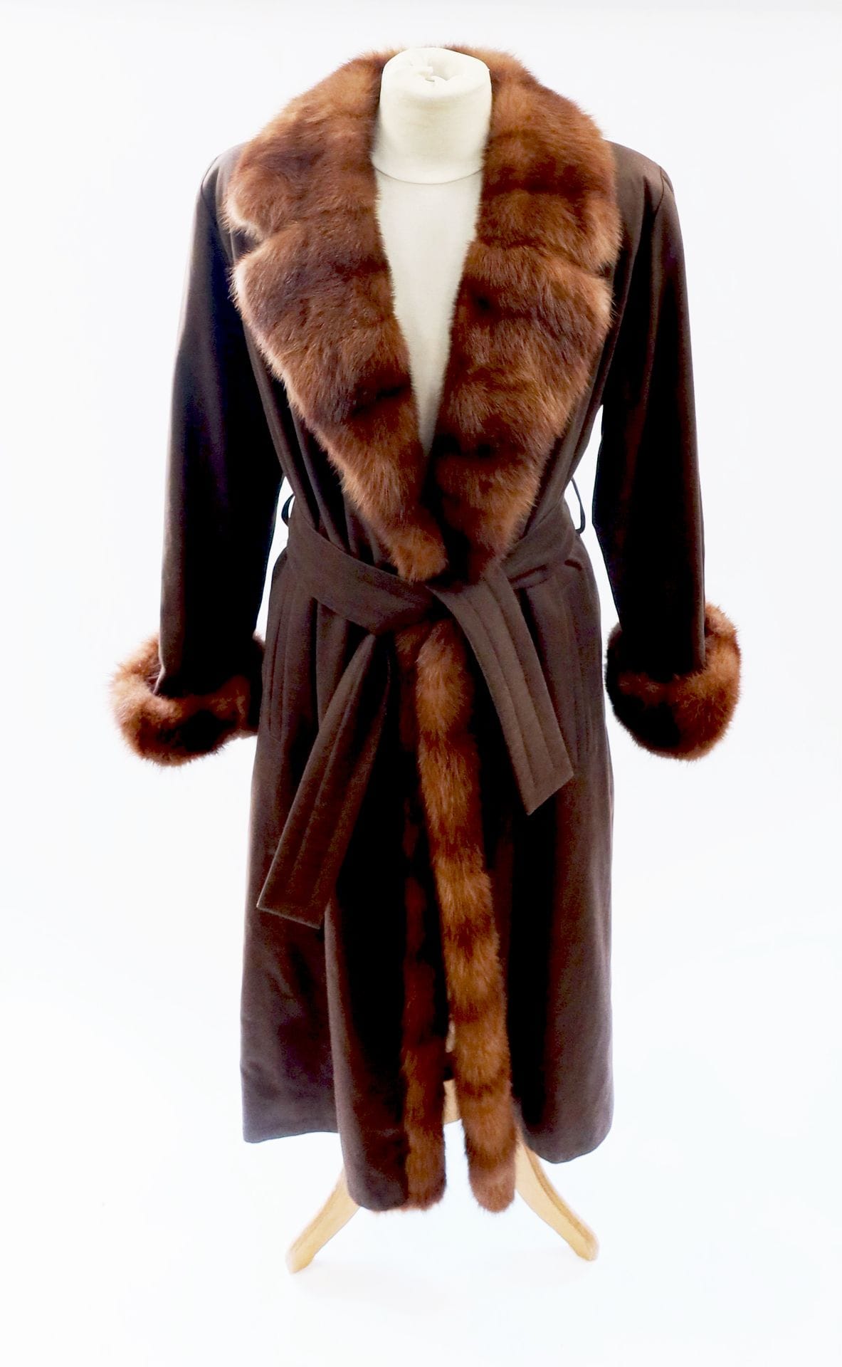 Yves SAINT LAURENT Fourrures. Manteau marron, parements en renard, avec sa ceinture, T.36