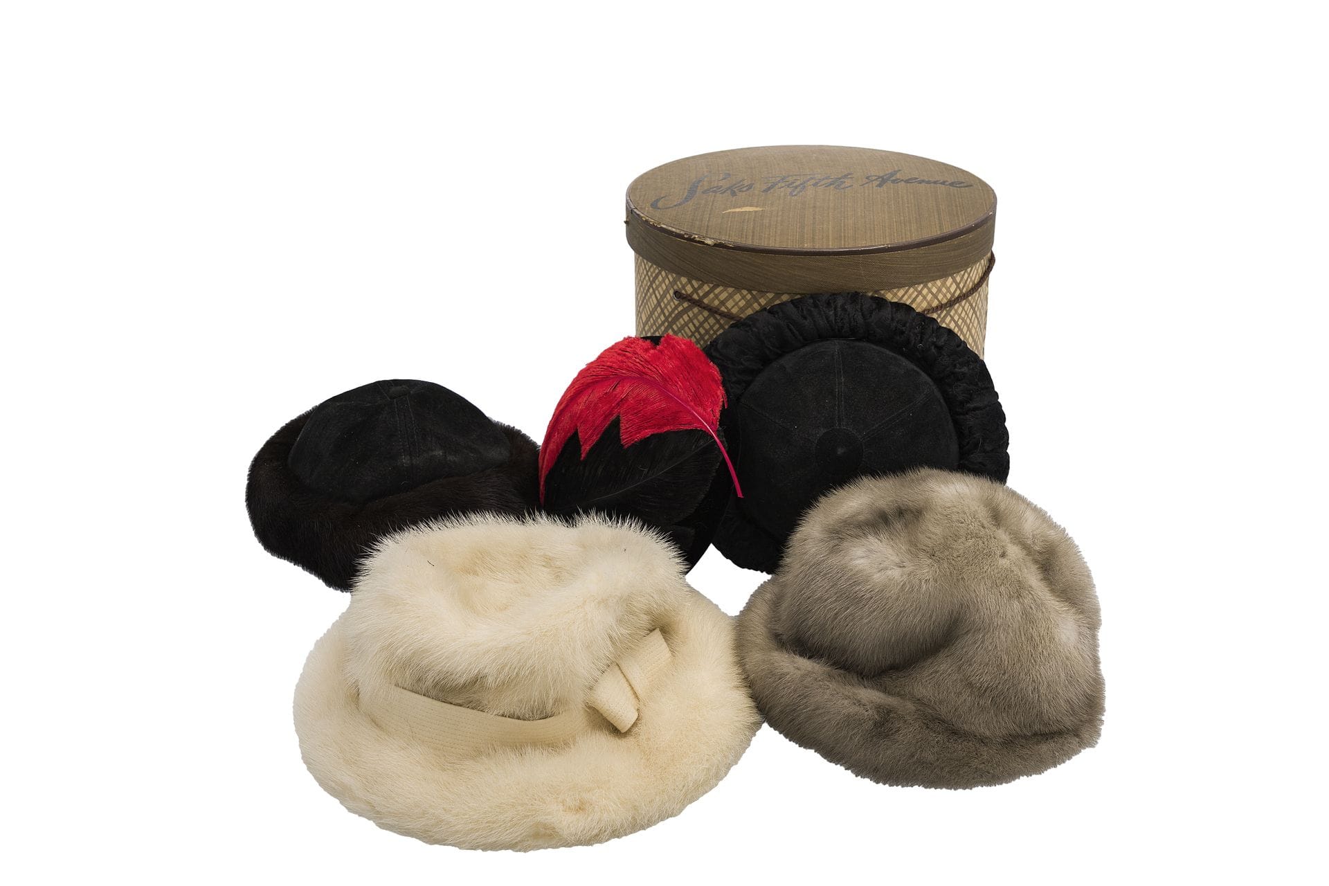 Un lot de 4 toques en fourrure dont une SAKS FIFTH AVENUE en vison blanc, une MICHEL MULLER en vison brun, une en vison gris et une en astrakan. 

On joint un bibi à décor de plume rouge et noire Le tout dans une boîte à chapeaux Skas Fifth Avenue.