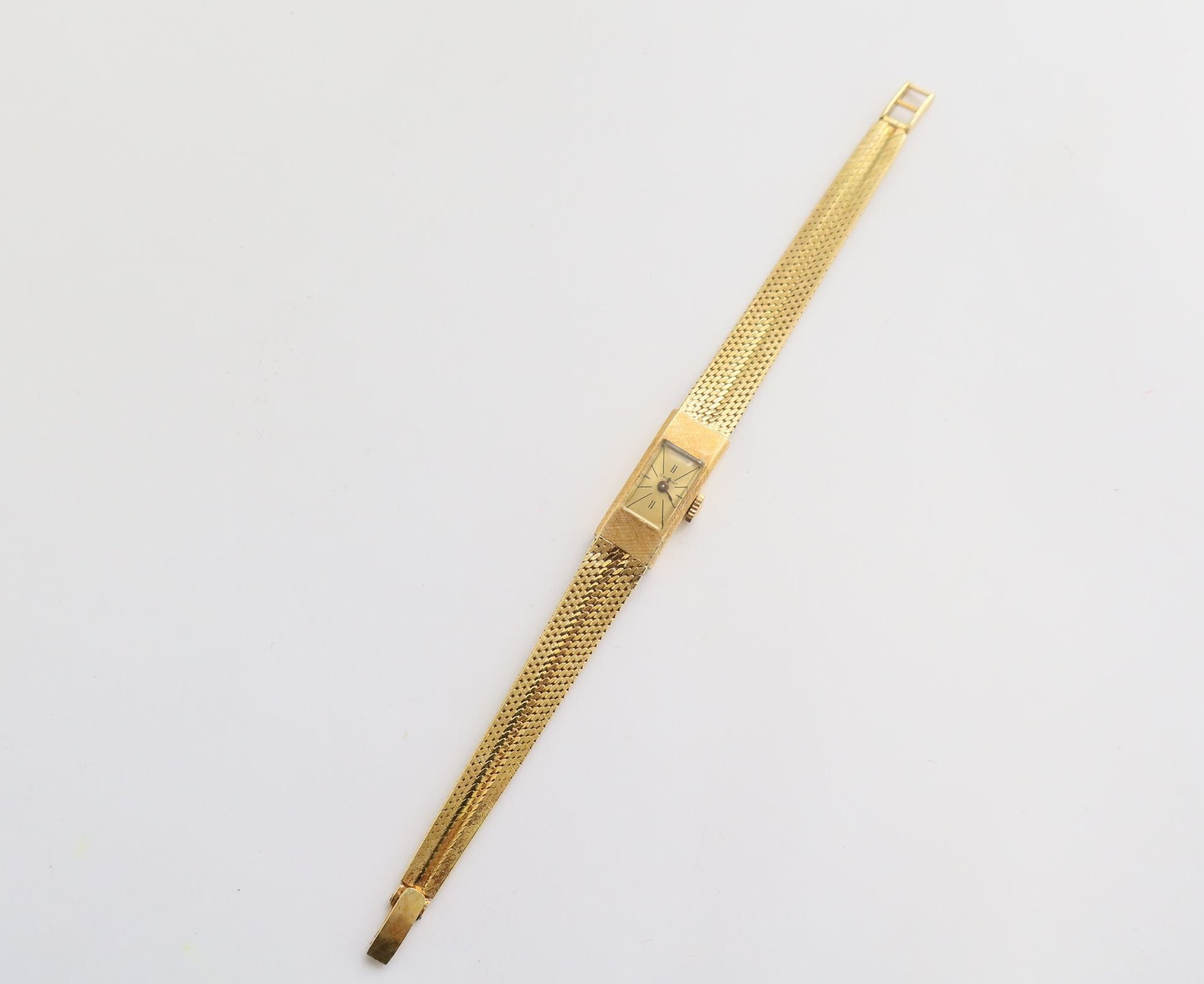 Jean PERRET

Ladies' wristwatch in 18K (750) gold, gold dial, mechanical winding movement, integrated 18K gold bracelet.

Gross weight: 26.2 g