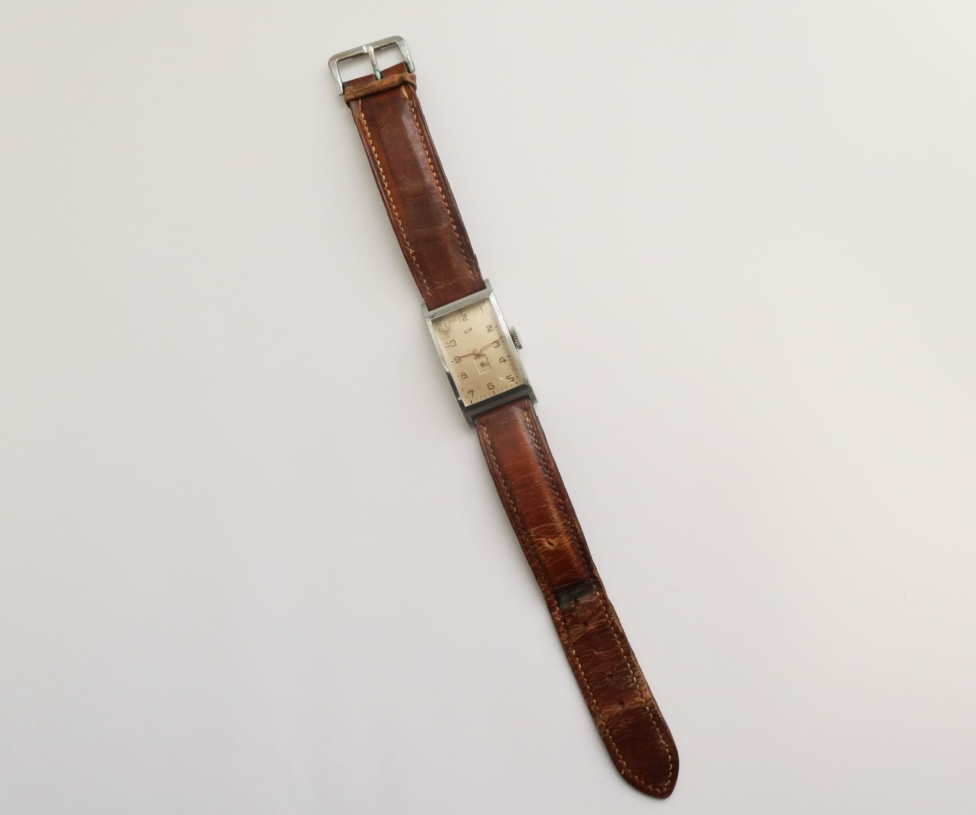 LIP T 18

N° 891571

Men's stainless steel wristwatch, white dial, mechanical movement, worn leather strap.