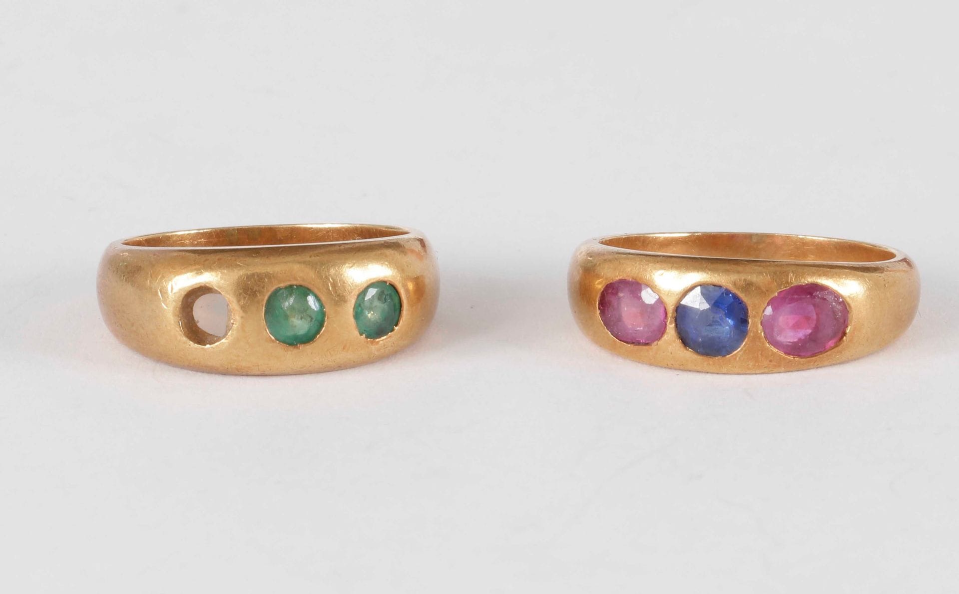 Lot de 2 bagues de petit doigt en or 18K (750), la 1ère ornée d’émeraudes, la 2ème sertie d’un saphir ronds entre 2 saphirs roses ovales.

Tour de doigt : 46/47

Poids brut : 9,2 g (manque, égrisures, choc)