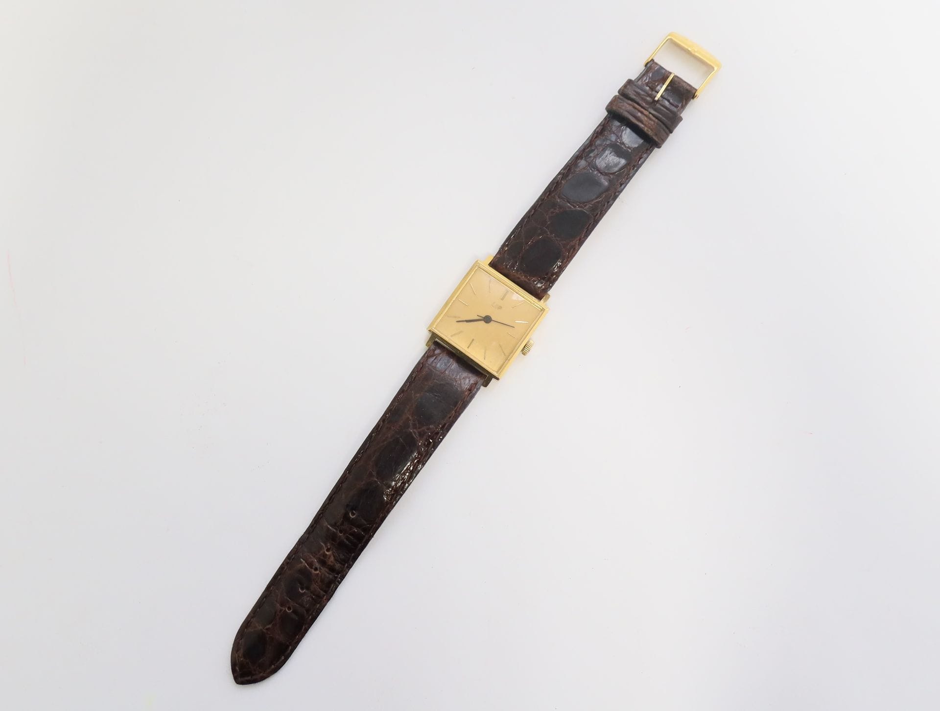 LIP

N° 86248

Men's 18K (750) gold wristwatch, gold dial, mechanical movement, leather strap.

Gross weight: 30.4 g