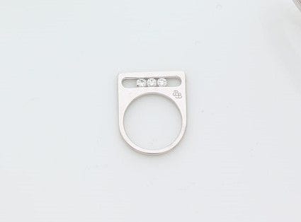 LA BRUNE ET LA BLONDE

Bague « Funambule » en or gris 18K (750 ‰), sertie de 3 diamants ronds de taille brillant. 

Tour de doigt : 49 / 50. Poids brut : 4,6 g